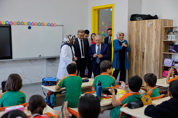 Başkan Büyükkılıç, yeni eğitim yılının ilk gününde öğrencilerle buluştu<