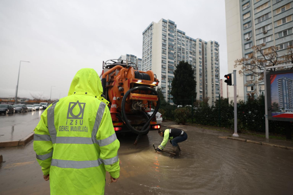 İzmir’de kuvvetli sağanak etkili oldu