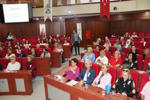 İzmit Belediyesi meme kanseri farkındalık semineri düzenledi<