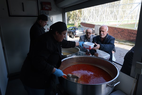 Konak’ta Ramazan’da sıcak yemek dağıtımı başladı<