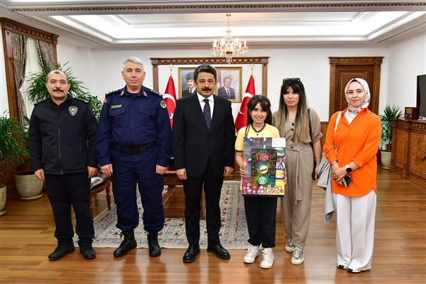 Vali Demiryürek, yarışmalarda dereye giren öğrencilere ödüllerini verdi<
