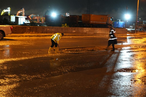 Kepez’de sağanak yağışla ilgili 101 ihbara müdahale edildi