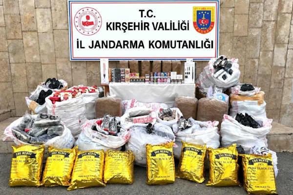 Kırşehir'de bir araçta 2,8 milyon liralık kaçak eşya ele geçirildi<