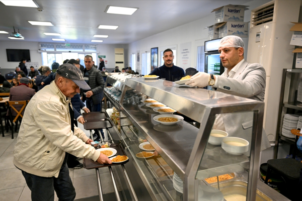 Bornova'da kent lokantalarında Durbay'ın hayrına ücretsiz yemek hizmeti verildi<