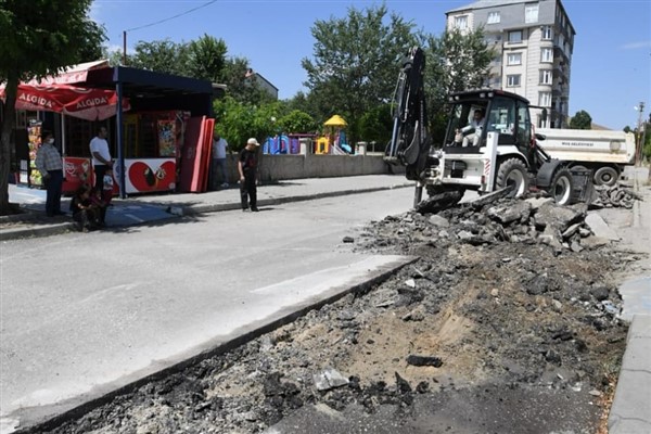 Muş Belediyesi yol onarım çalışmalarına başladı<