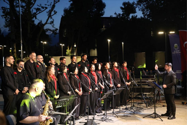 İnegöl Belediyesi Gençlik Korosu sahne aldı<