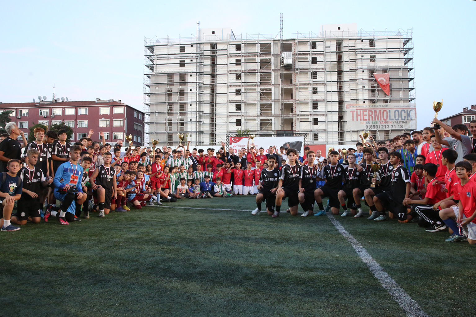 U14 ve U16 Futbol Turnuvası’nın kazananlarına kupaları takdim edildi