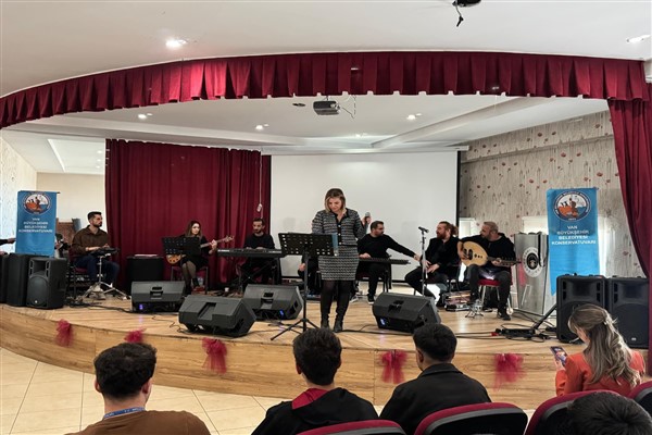 Van Büyükşehir Belediyesi'nden okul konseri etkinliği<