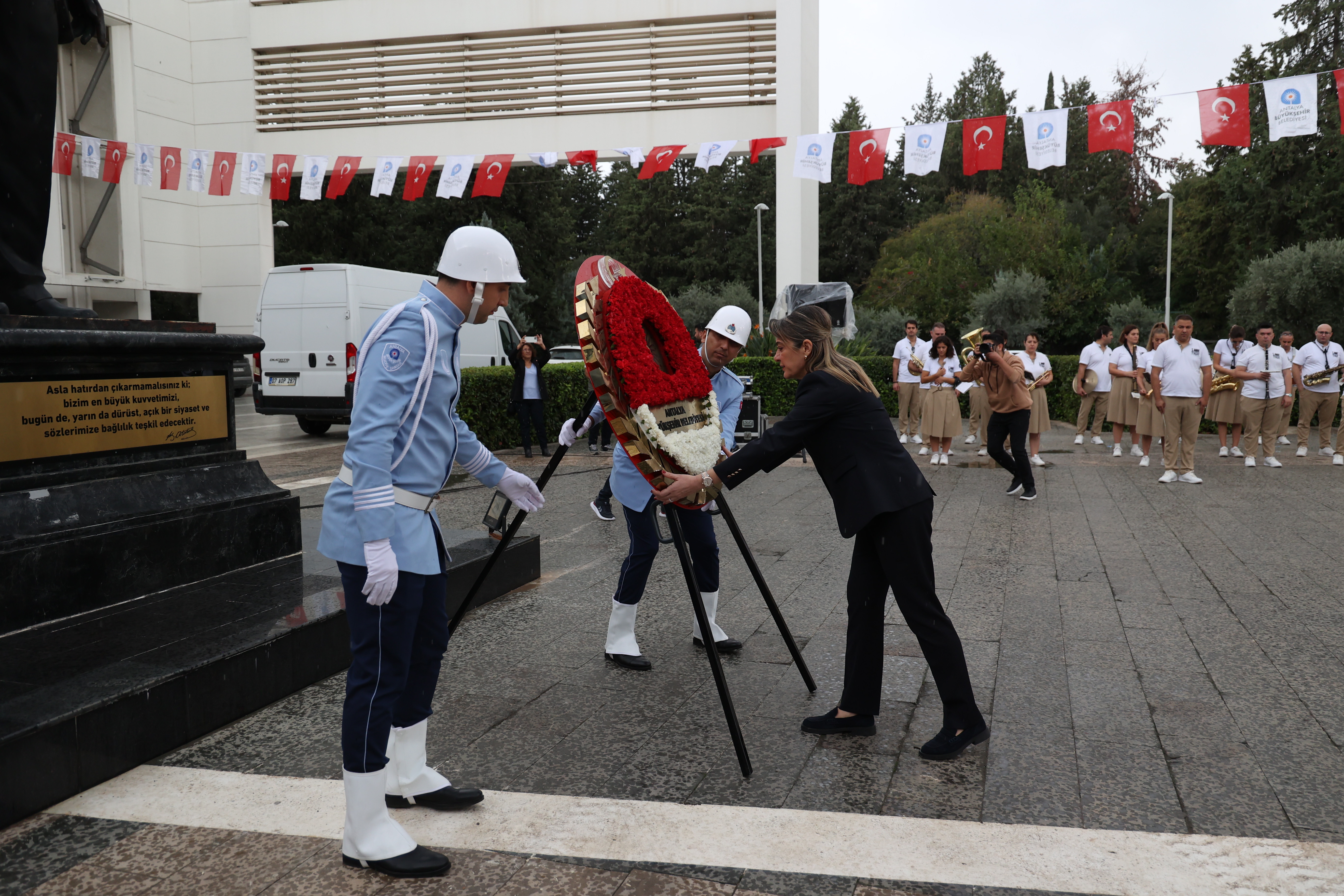 Antalya'da Atatürk Anıtı’na çelenk sunuldu<