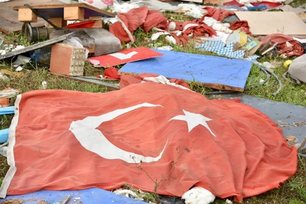 Mustafakemalpaşa’da çöp ve molozların arasında Türk bayrakları bulundu<