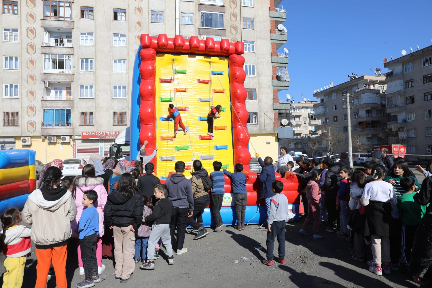 Diyarbakır Büyükşehir Belediyesinden “Çocuklarla Sanat ve Spor Şenliği