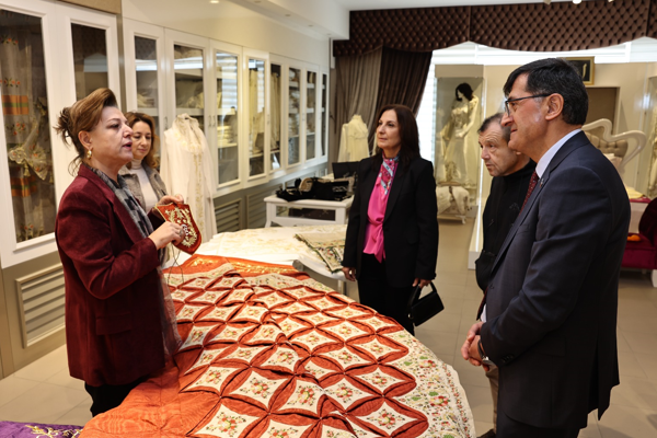 Başkan Kahveci, Cemile Gül Sanat Galerisi’ni ziyaret etti<