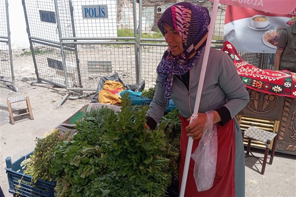 Melek Özdemir, Diyarbakır'da 25 yıldır sebze satarak geçimini sağlıyor<
