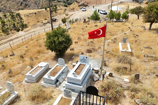 Siirt'te 16 şehit mezarında bakım ve onarım çalışması yapıldı<