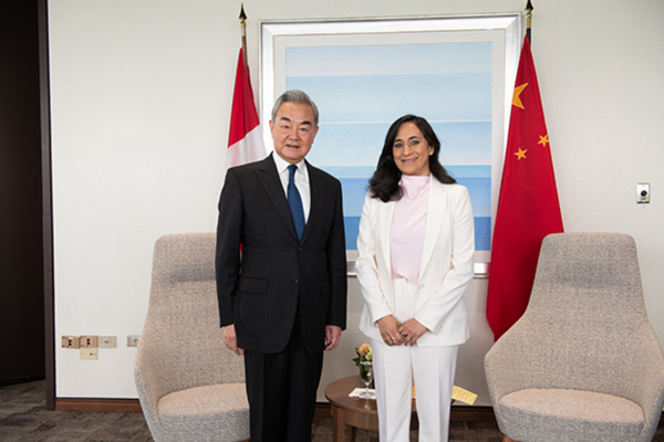 Wang Yi, Kanada Dışişleri Bakanı Anand ile görüştü<