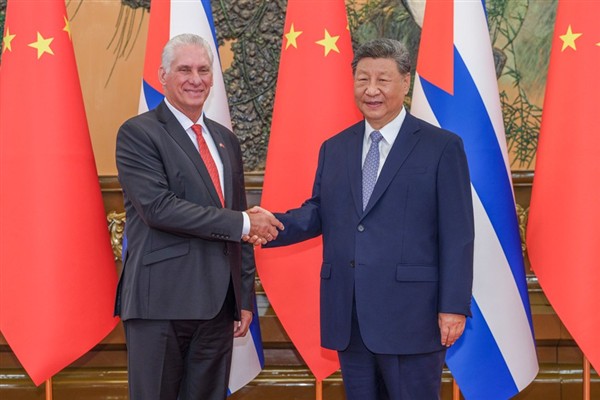 Xi Jinping, Kübalı mevkidaşıyla bir araya geldi<