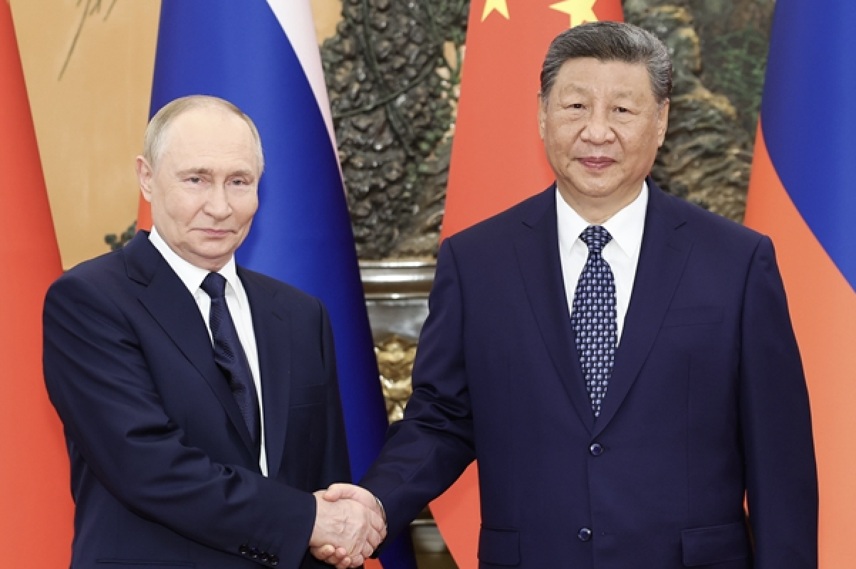 Xi, Putin ile bir araya geldi <