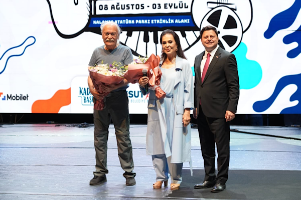 Uluslararası Kalamış Yaz Festivali, Türkan Şoray’ın katılımıyla açıldı<