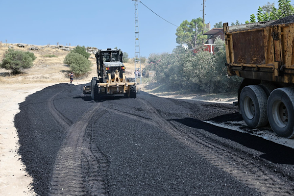 Pamukkale’de tarım yollarında asfaltlama çalışmaları sürüyor