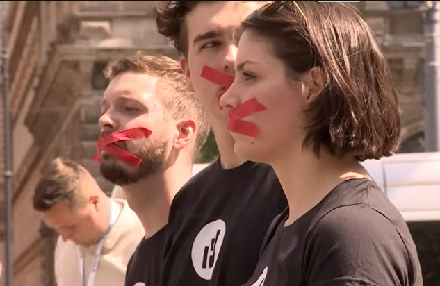 Binlerce kişi Budapeşte'de ''şeffaflık yasası''na karşı sessizce yürüdü<