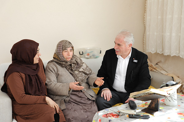 Başkan Memiş, yaşlı vatandaşları ziyaret etmeye devam ediyor