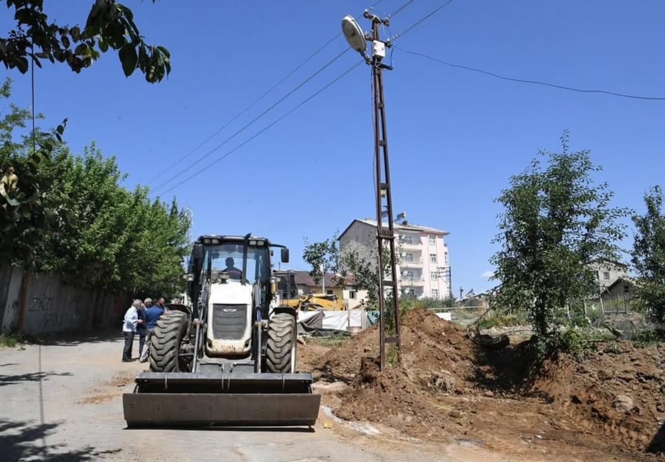 Muş Belediyesi'nden Yeşilce Mahallesi’nde yol genişletme çalışması