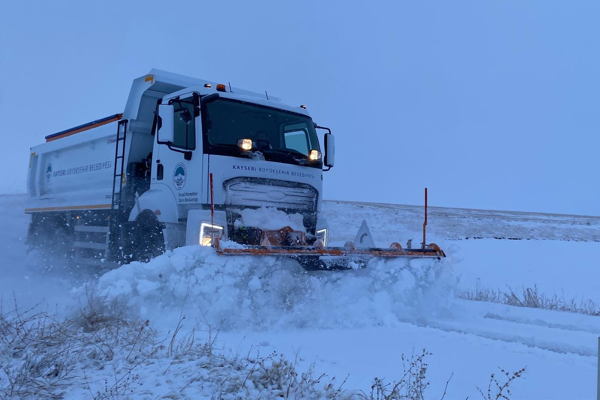 Kayseri'de kar yağışı sonrası 86 kırsal mahalle yolu ulaşıma açıldı