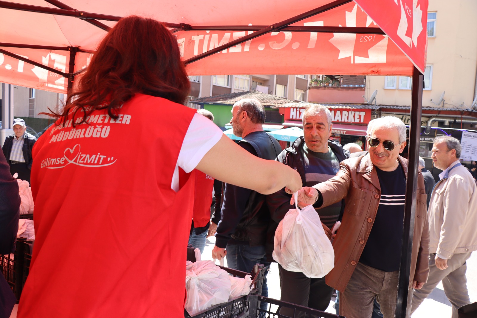 İzmit'te vatandaşlara istiridye mantarları dağıtıldı<