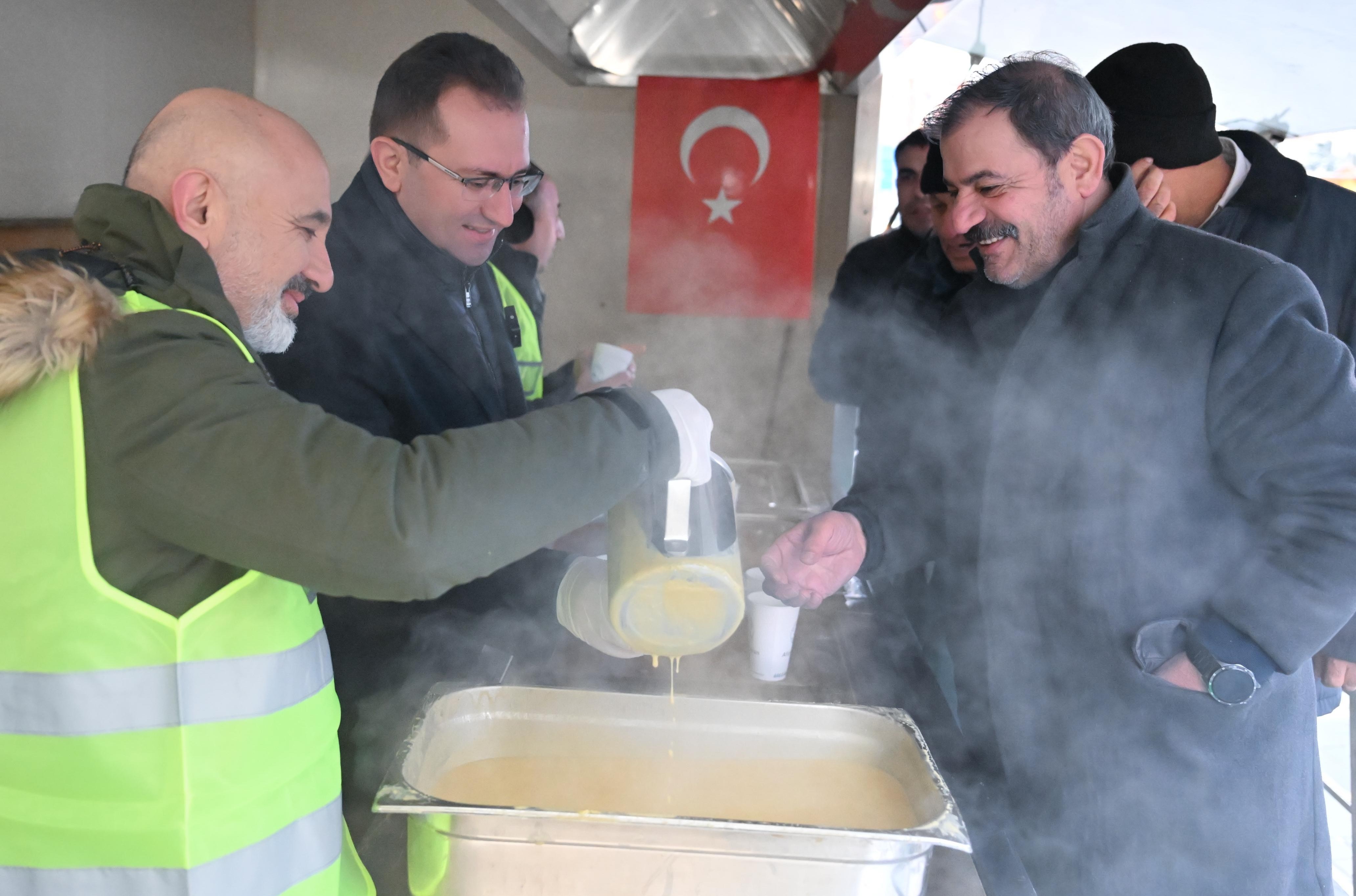 Başkan Bahçetepe'den vatandaşlara sıcak çorba ikramı<