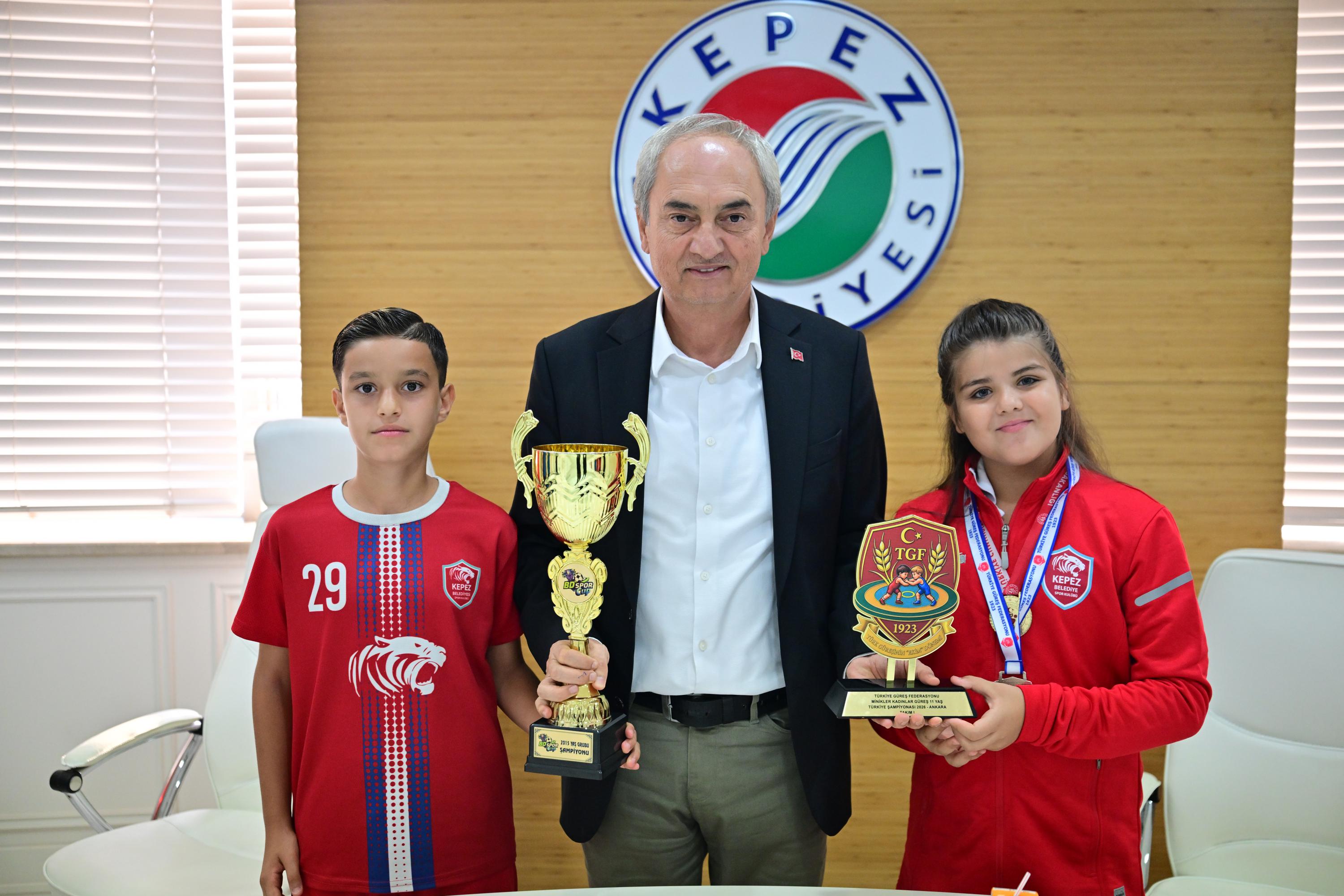 Kepez’in genç şampiyonları Başkan Kocagöz’ü ziyaret etti<