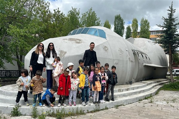 Anaokulu öğrencilerinin plenetaryum gezisi<