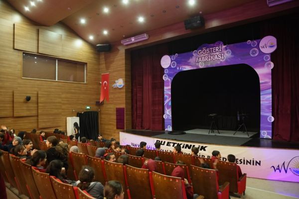 Van’da çocuklar baloncuk gösterisiyle buluşuyor<