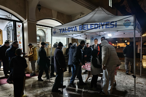 Yalova'da  Berat Kandili ikramı<