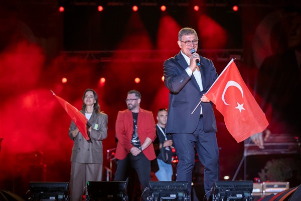 Başkan Tugay, Duman konserine katıldı<