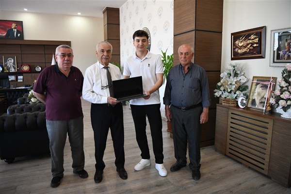 Başkan Özcan’dan üniversite öğrencisine bilgisayar desteği<