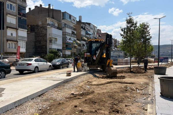 Büyükşehirden Gemlik sahilinde düzenleme çalışması<