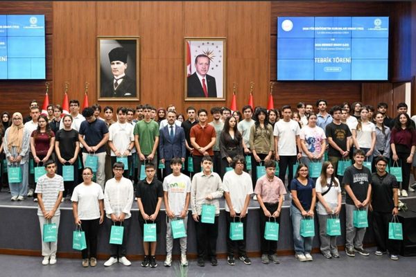 Kocaeli’de YKS ve LGS derecesi yapan öğrenciler ödüllendirildi