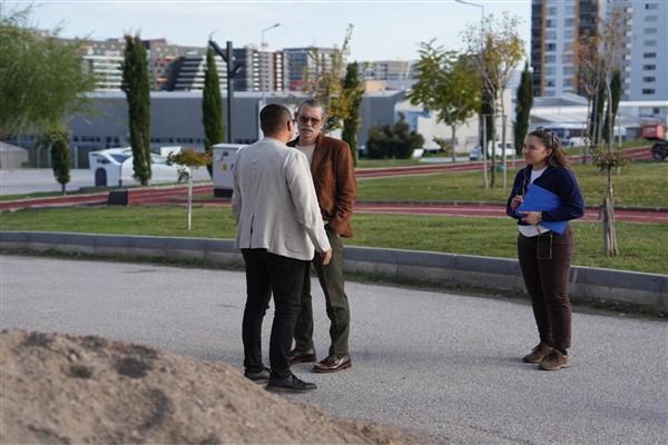 Başkan Beşikcioğlu, ilçedeki parkları gezdi<