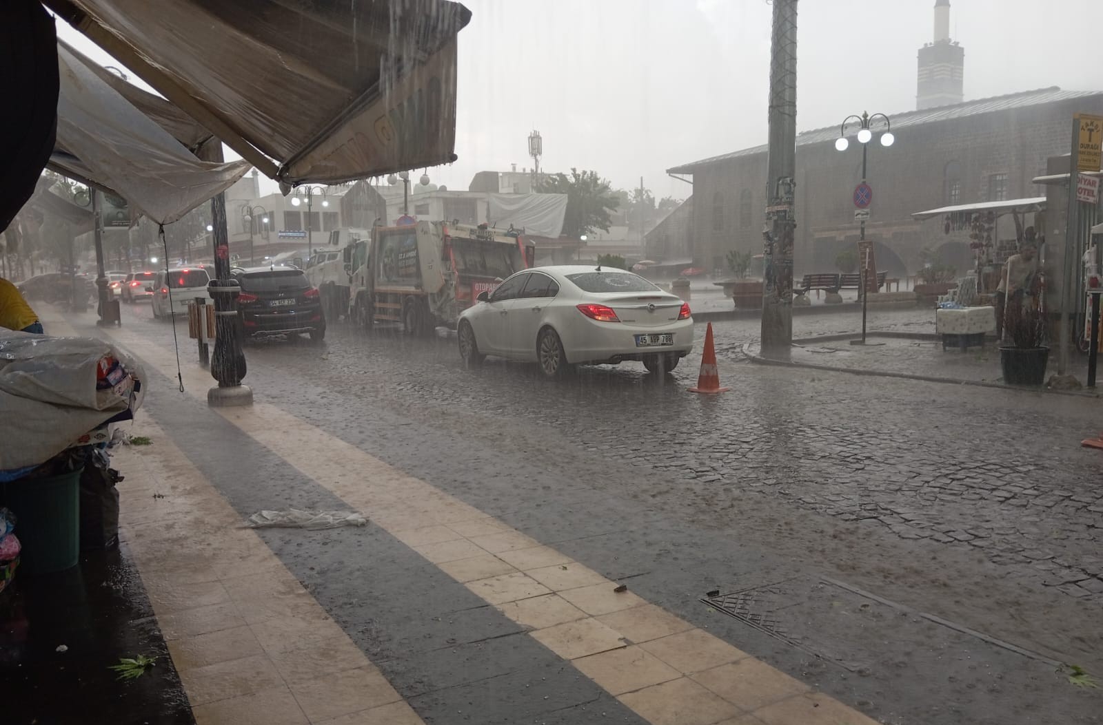 Diyarbakır’da dolu yağışı hayatı olumsuz etkiledi<
