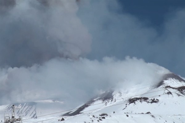 Etna Dağı'nın kuzeydoğu krateri, patlamasıyla Sicilya'nın kış gökyüzünü aydınlattı<