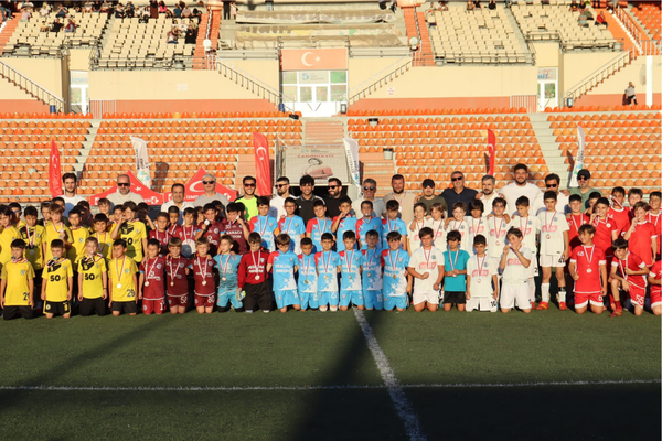 İzmit'in kurtuluş etkinliklerinde futbol şenliği düzenlendi<