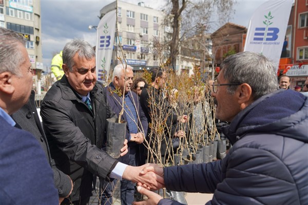 Edremit Belediyesi’nden Orman Haftası’nda ücretsiz fidanı dağıtımı<