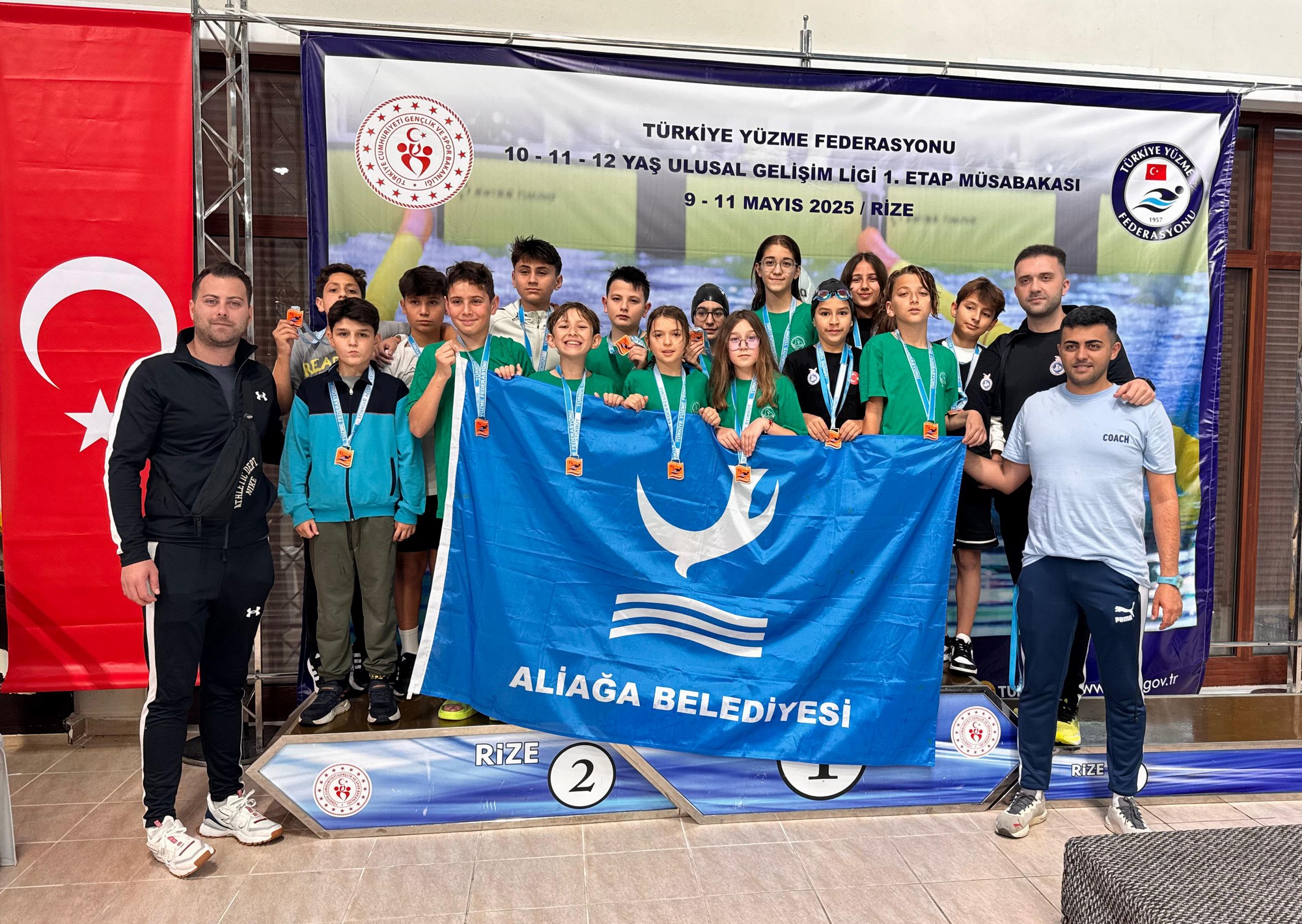 Aliağalı 16 yüzücü madalya kazandı<