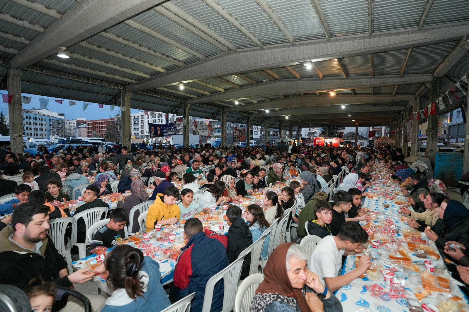 Manisa Büyükşehir Belediyesi, Muradiye Mahallesi’nde iftar sofrası kurdu