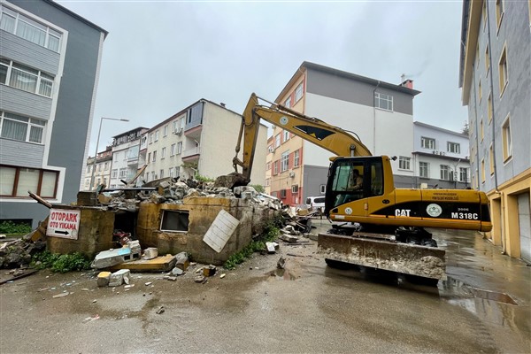 Giresun'da metruk binalar yıkılıyor<