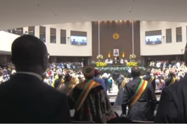 Dünyanın en yaşlı devlet başkanı Kamerun'da sekizinci dönem için yemin etti