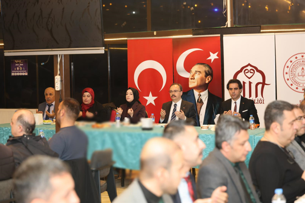 Vali Kızılkaya, öğretmenler ve milli eğitim müdürlüğü personeliyle iftarda buluştu<