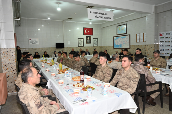 Vali Canalp, askeri personelle iftar yaptı<