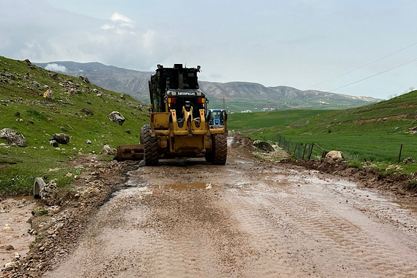 Siirt’te sel ve heyelan sonrası 70 köy yolu ulaşıma açıldı<
