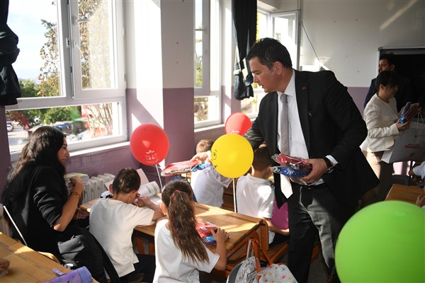 Başkan Aydın’dan öğrencilere ilk ders sürprizi<